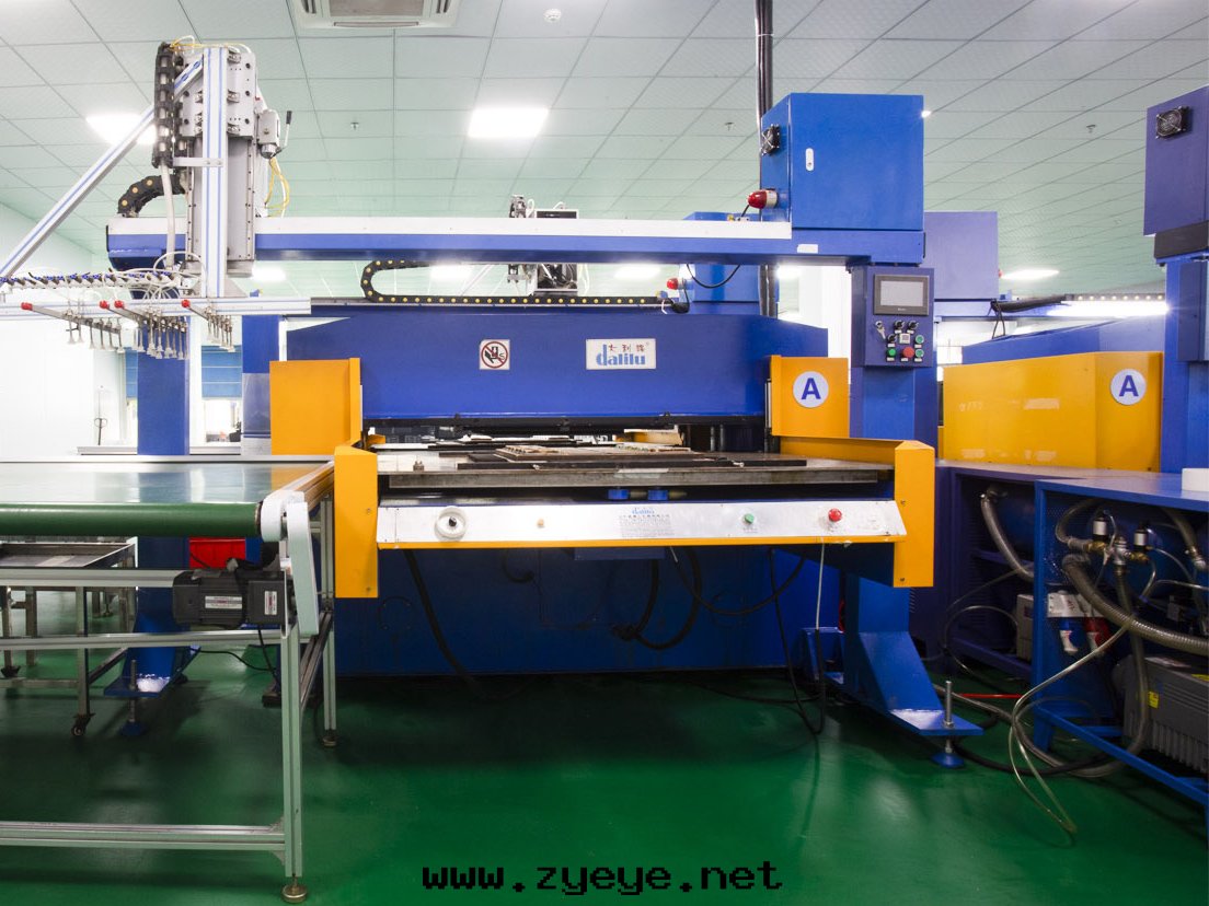 吸塑生(shēng)産設備